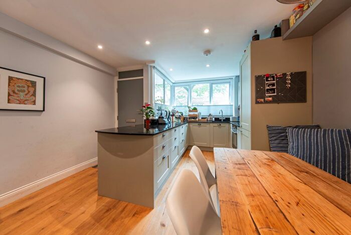 3 Bedroom Flat For Sale In Holland Walk, N19
