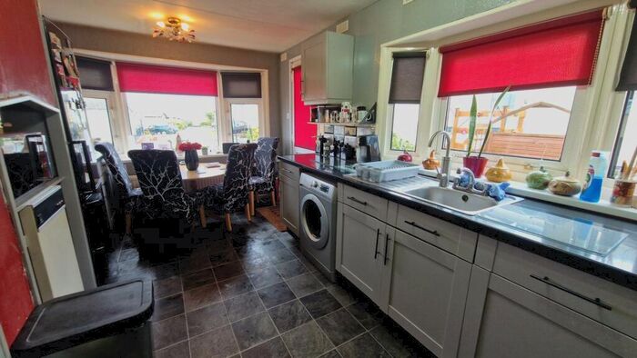 2 Bedroom Retirement Property For Sale In Planet Park, Delabole, PL33