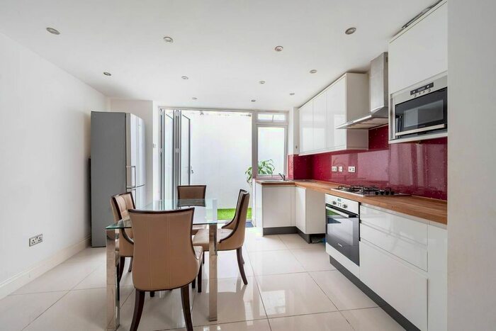 2 Bedroom Flat To Rent In Redclose Avenue, Morden SM4