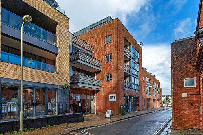 2 Bedroom Flat To Rent In Staple Gardens, Winchester, SO23