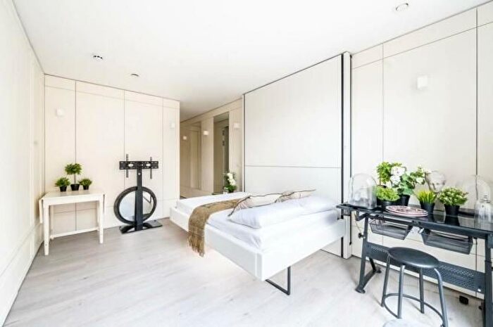 Studio To Rent In Loftus Road, London, W12