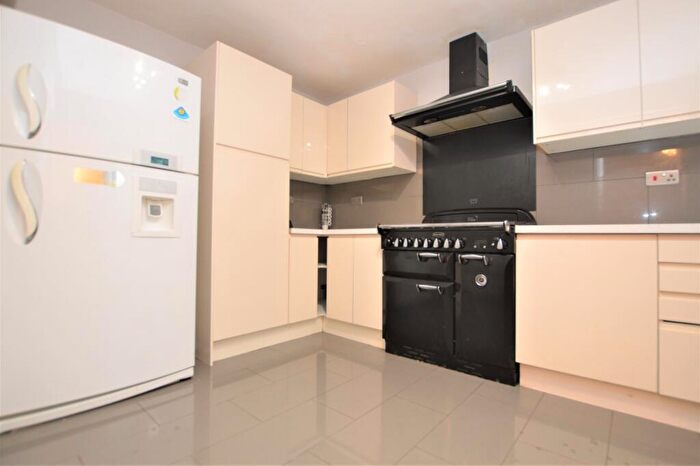 3 Bedroom Maisonette To Rent In Flaxman Road London, SE5