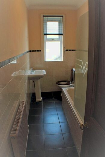 3 Bedroom Bungalow To Rent In Pitbauchlie Bank, Dunfermline, Fife, KY11