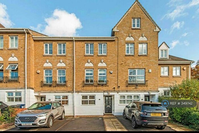 4 Bedroom Terraced House To Rent In Halton Close, London, N11
