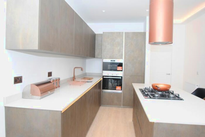 3 Bedroom Flat To Rent In City Apartments, Leigh-On-Sea, Essex, SS9