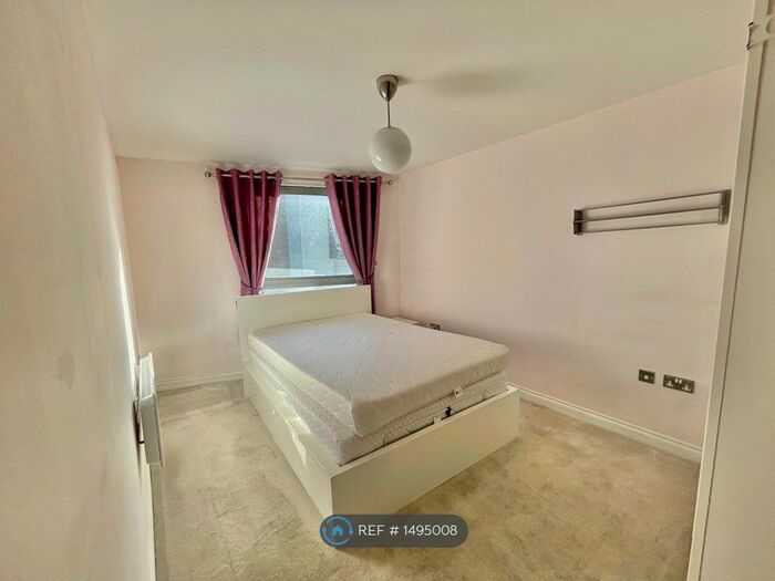 2 Bedroom Flat To Rent In Ashleigh Court, Watford, WD17