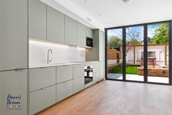 3 Bedroom Maisonette To Rent In Caledonian Road, London, N7