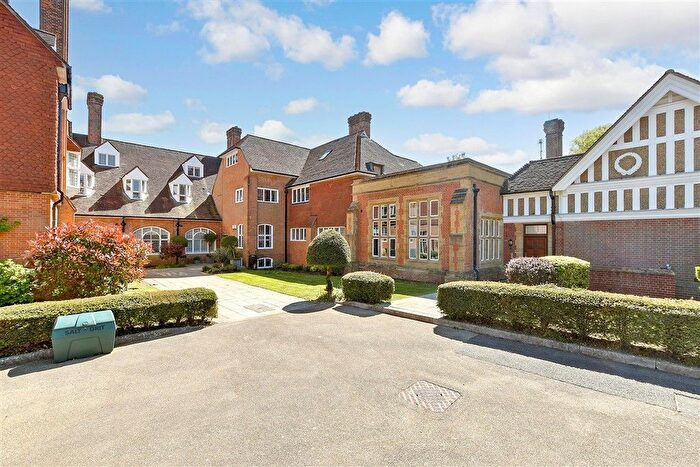 1 Bedroom Flat For Sale In Elizabeth Drive, Banstead, Surrey, SM7