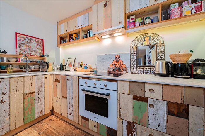3 Bedroom Flat To Rent In Earl's Court Square, London, SW5