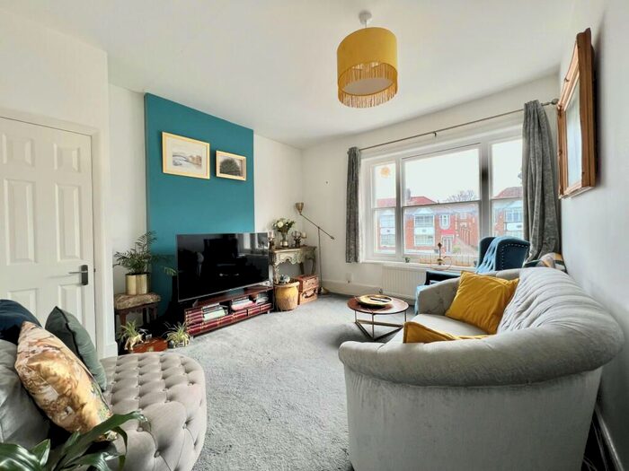 2 Bedroom Flat To Rent In Thurlby Close, Woodford Green, IG8