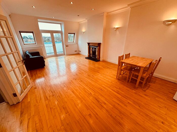 3 Bedroom Flat To Rent In Friern Park, London, N12