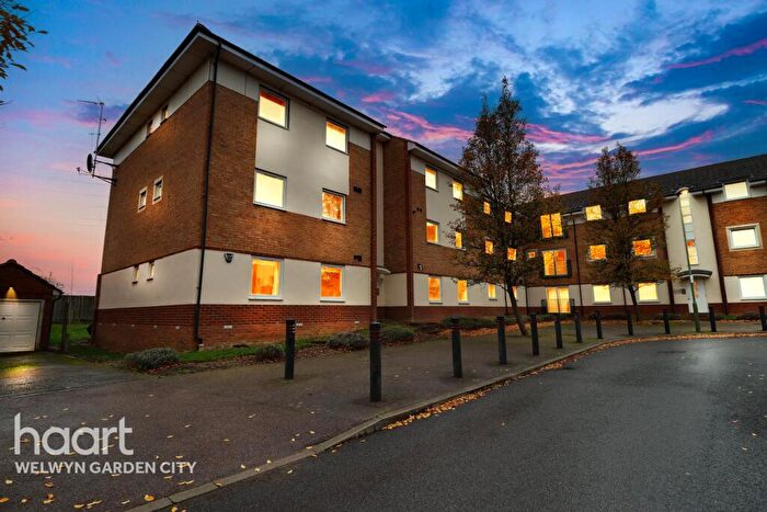 2 Bedroom Apartment For Sale In Eddington Crescent, Welwyn Garden City, AL7