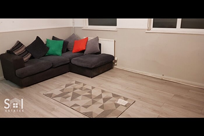 2 Bedroom Flat To Rent In Gallery Gardens, Northolt, UB5
