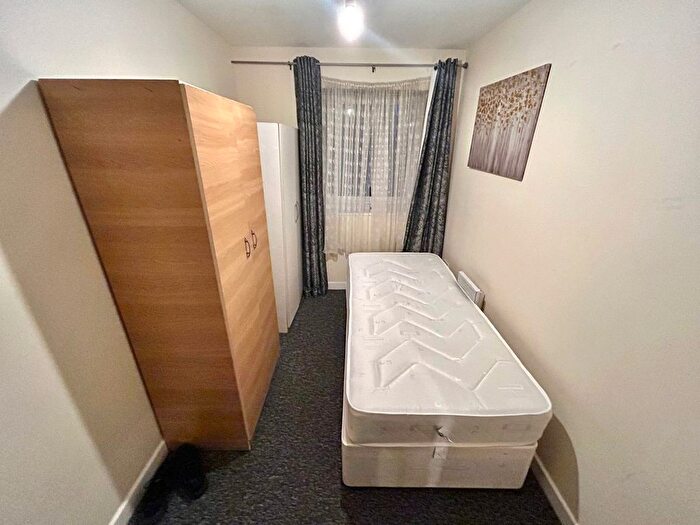 2 Bedroom Flat To Rent In Chamberlain Close, Ilford, IG1