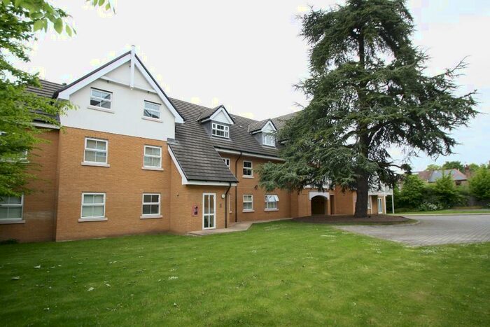 2 Bedroom Flat To Rent In High Road, Buckhurst Hill, Essex, IG9