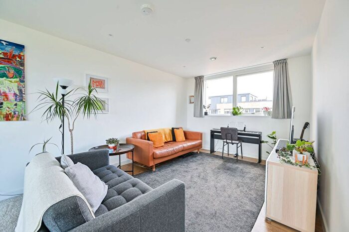 3 Bedroom Flat To Rent In Danson Mews, Elephant And Castle, London, SE17