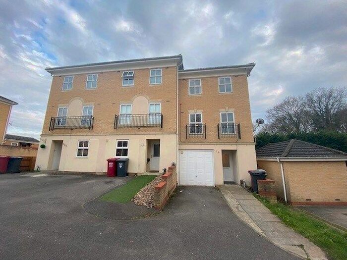 3 Bedroom Town House To Rent In Hurworth Avenue, Slough, SL3