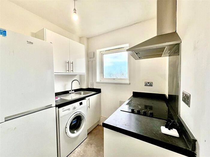 1 Bedroom Flat To Rent In Wivenhoe Court, Staines Road, Hounslow, TW3