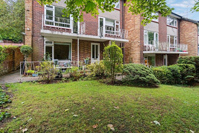 2 Bedroom Flat For Sale In Amersham Hill, High Wycombe, HP13