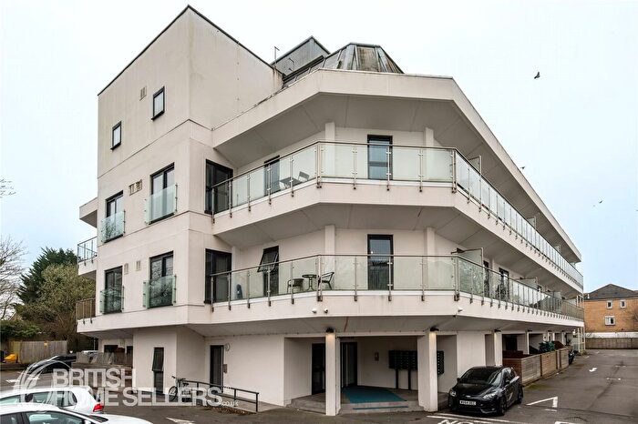 2 Bedroom Flat For Sale In Russell Way, Crawley, West Sussex, RH10