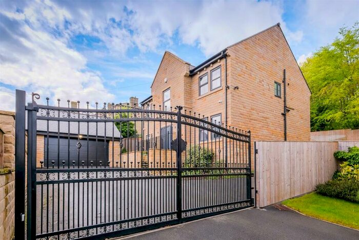 4 Bedroom Detached House To Rent In Snelsins Road, Cleckheaton, BD19