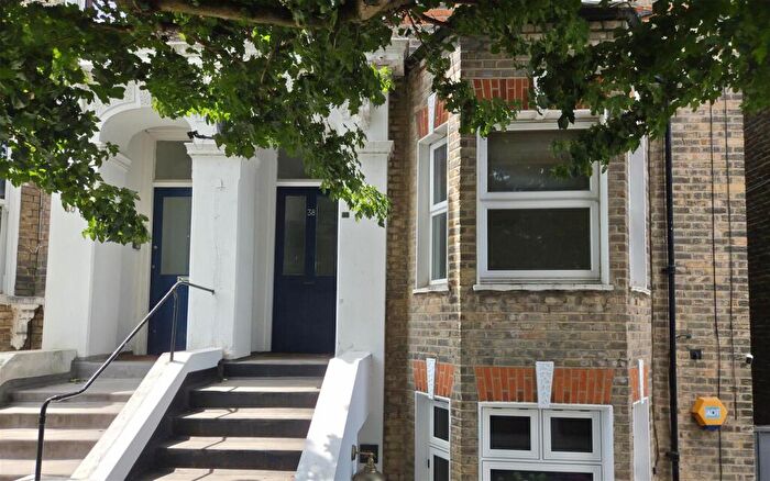 1 Bedroom Apartment For Sale In Derwent Grove, East Dulwich, London, SE22