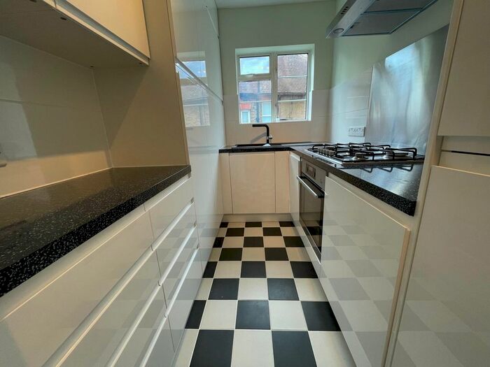 2 Bedroom Flat To Rent In Gunnersbury Lane, London, W3