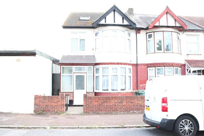 2 Bedroom Flat To Rent In Ground Floor Flat, Sheringham Avenue, London, E12