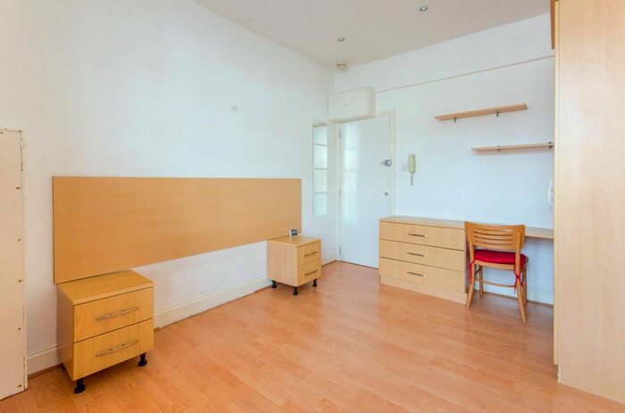 Studio To Rent In Ballards Lane, North Finchley, London, N3