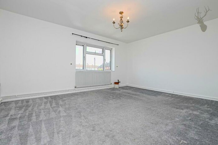 1 Bedroom Flat To Rent In Chandler Road, Loughton, Essex, IG10