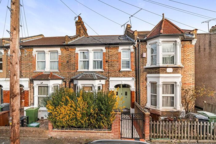 2 Bedroom Flat To Rent In Spruce Hills Road, Walthamstow, London, E17