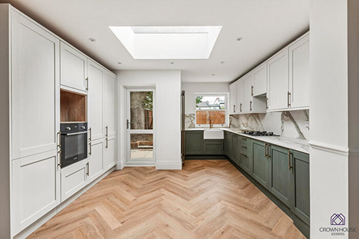 2 Bedroom Flat For Sale In Woodside Park Road, London, N12