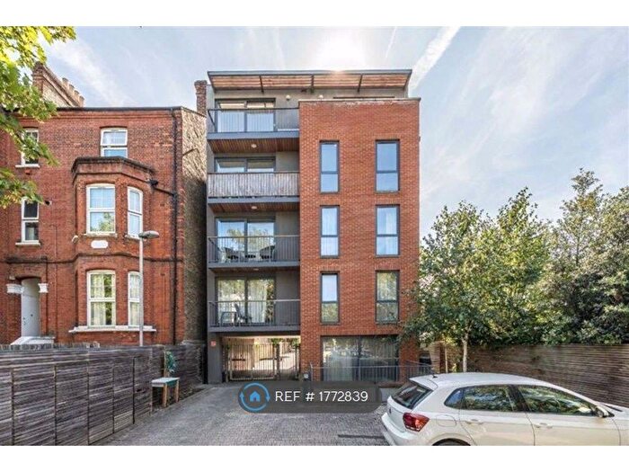 2 Bedroom Flat To Rent In Kings Avenue, London, SW4