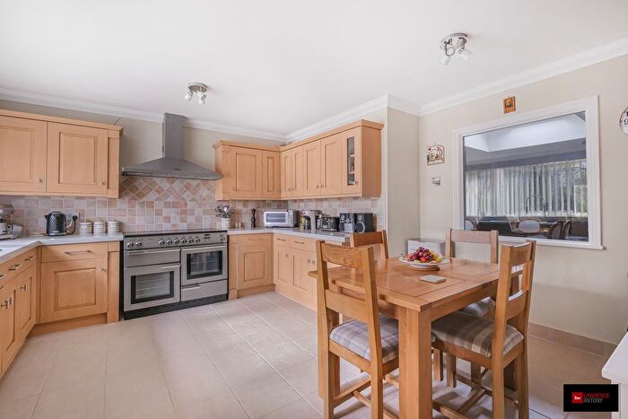 5 Bedroom Detached House For Sale In Lee Chapel Lane, Basildon, SS16