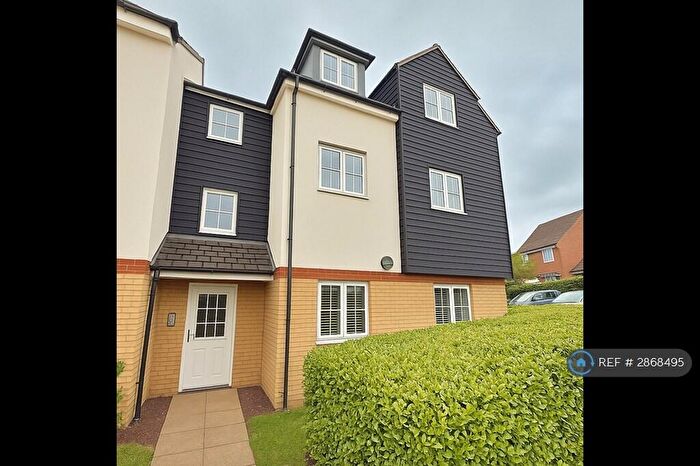 2 Bedroom Flat To Rent In Retreat Way, Chigwell, IG7