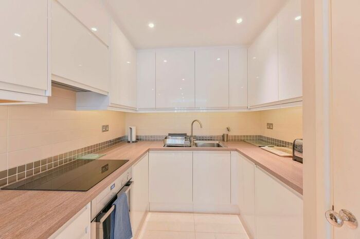 1 Bedroom Flat To Rent In Regents Bridge Gardens, Vauxhall, London, SW8