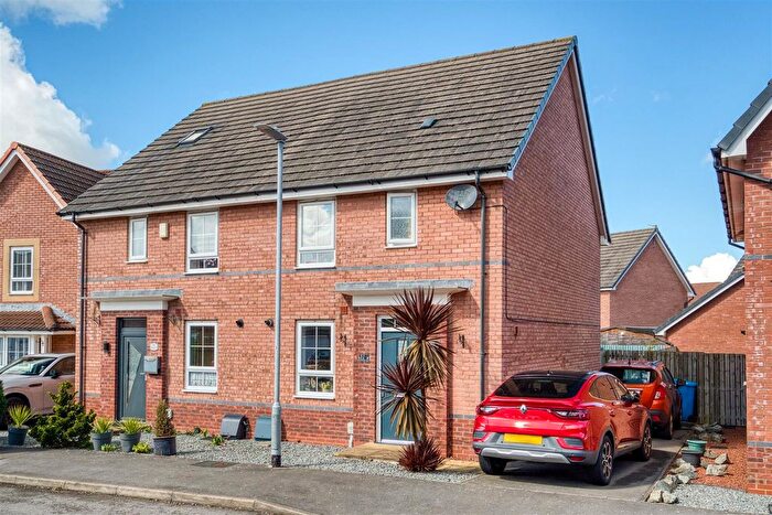 3 Bedroom Semi Detached House For Sale In Brompton Park, Kingswood, Hull, HU7