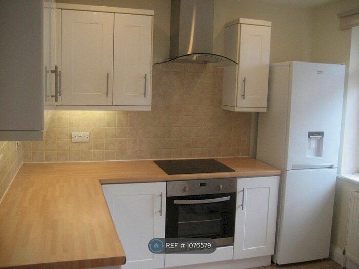 2 Bedroom Flat To Rent In Queens Road, Weybridge, KT13