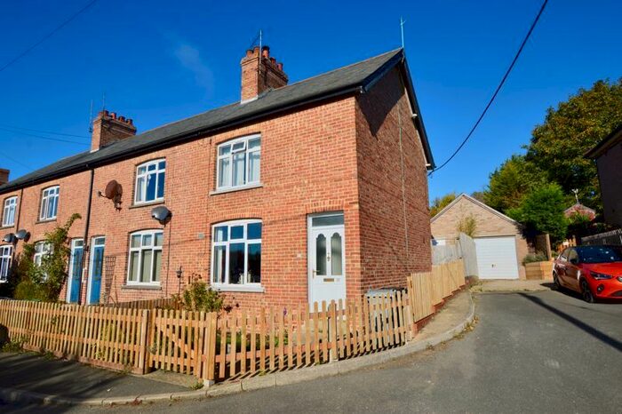 3 Bedroom End Of Terrace House For Sale In Glen Close, NG33