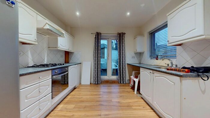 3 Bedroom Maisonette To Rent In Silverthorne Road, London, SW8