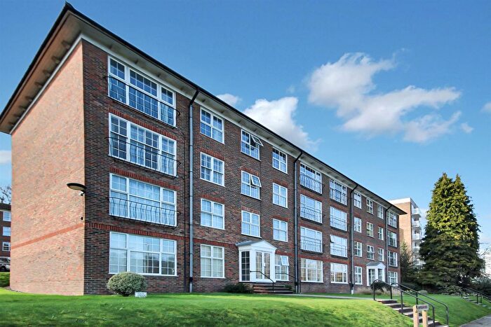 2 Bedroom Flat To Rent In Regency Court, Withdean Rise, Brighton, BN1