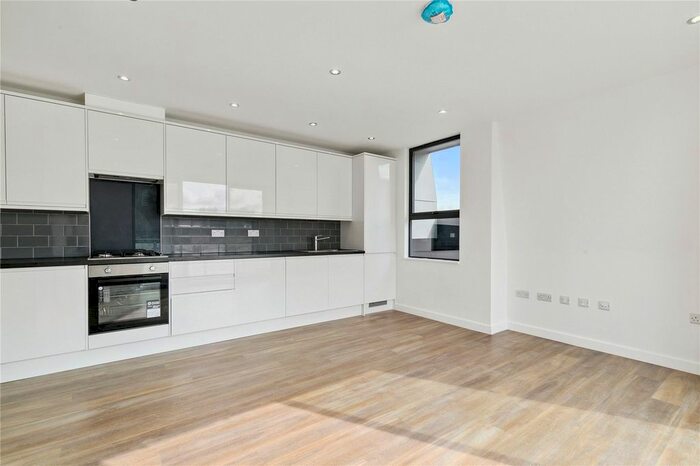 3 Bedroom Flat To Rent In Disraeli Road, Putney Hill, SW15