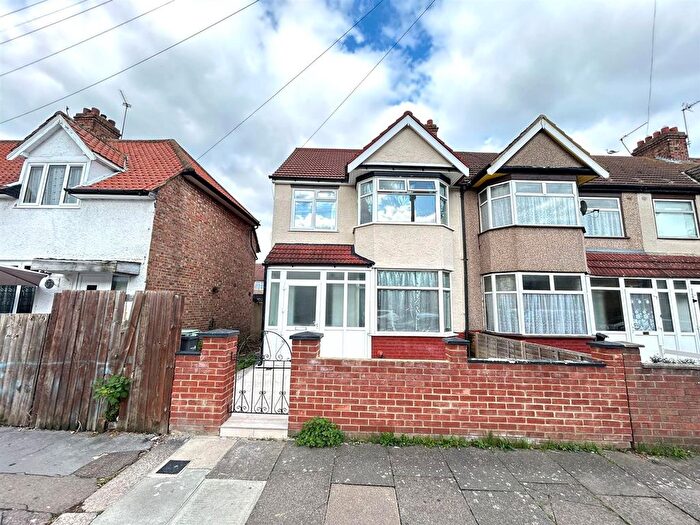 3 Bedroom End Of Terrace House To Rent In Causeyware Road, London, N9