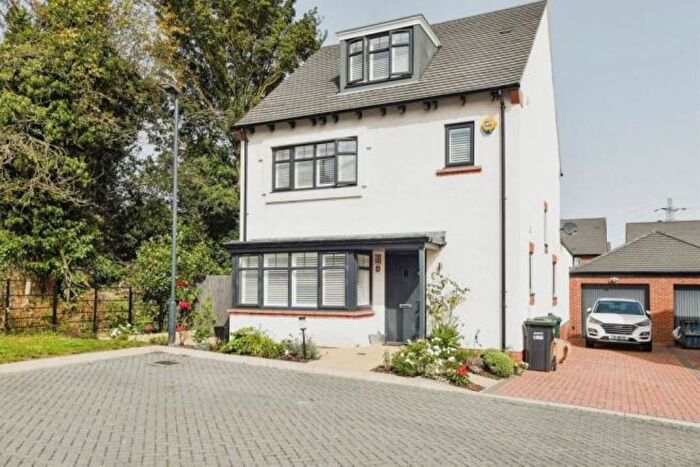5 Bedroom Detached House For Sale In Anvil Avenue, Watford, WD25