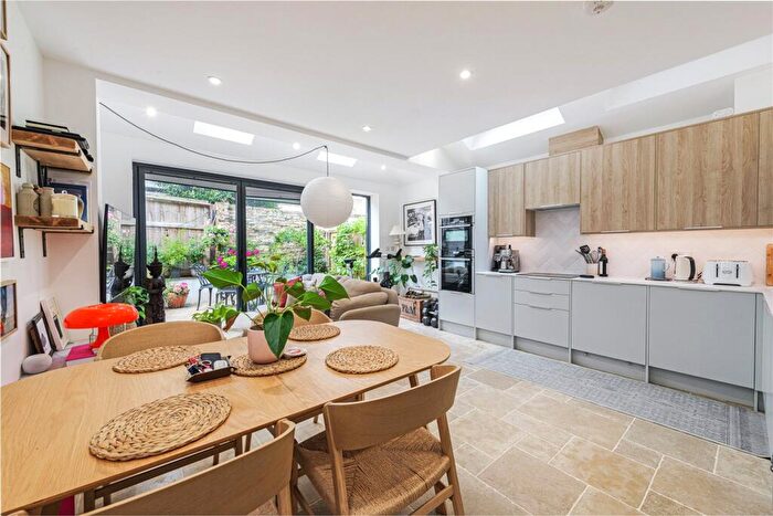 2 Bedroom Apartment To Rent In Jedburgh Street, SW11