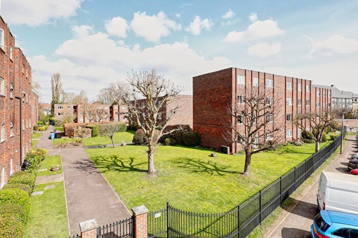 2 Bedroom Flat For Sale In Broadmeads, Ware, SG12