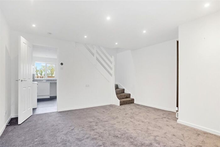 4 Bedroom Terraced House To Rent In Linnet Close, Petersfield, GU31