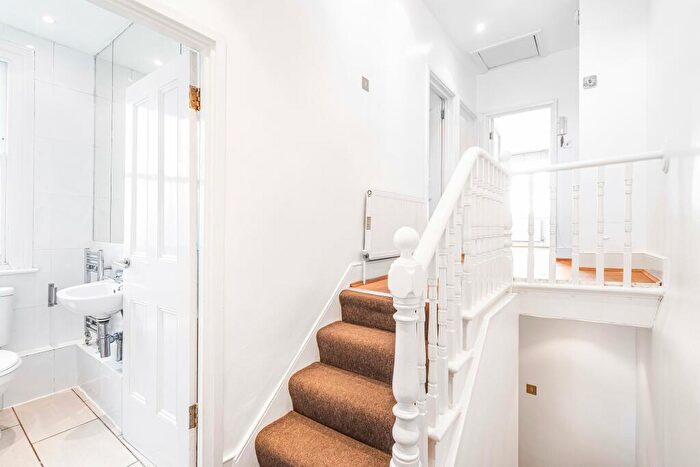 2 Bedroom Flat For Sale In Cheverton Road, Archway, London, N19