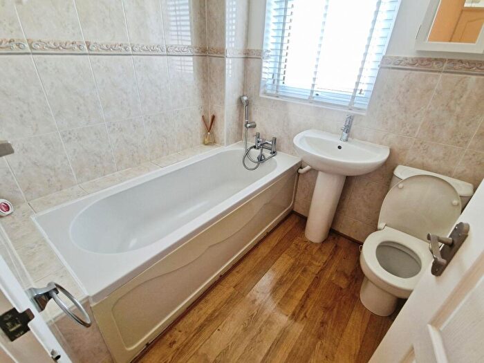 3 Bedroom Terraced House To Rent In Buckingham Drive, Luton, LU2