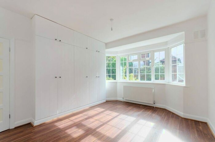 2 Bedroom Flat To Rent In Ditton Lawn, Thames Ditton, KT7